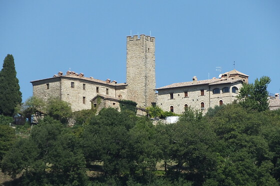 Due notti in camera Superior con vasca idromassaggio al Castello di Giomici in provincia di Perugia