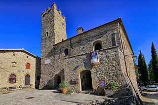 Due notti in camera Superior con vasca idromassaggio al Castello di Giomici in provincia di Perugia