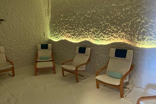Seduta nella grotta di sale da Soffio Di Sale in provincia di Verona