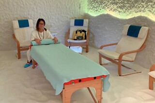 Seduta nella grotta di sale da Soffio Di Sale in provincia di Verona