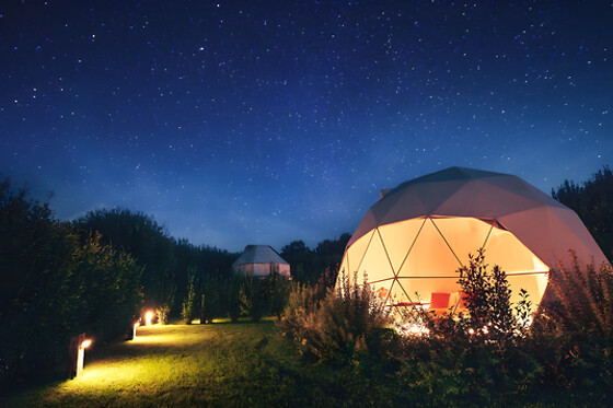 Soggiorno insolito di una notte in Bubble Room presso UnderDome Glamping in provincia di Viterbo