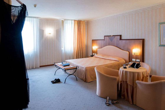 PHI Hotel Astoria - photo 11