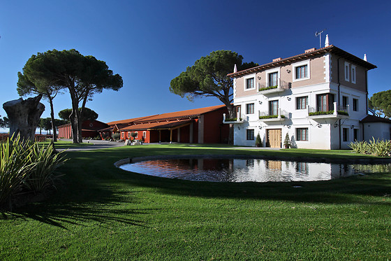 BODEGA FINCA VILLACRECES & BODEGA IZADI - photo 0