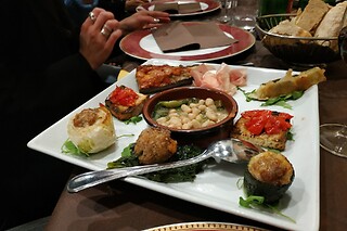 Cena tipica napoletana presso Mario Ostaria a Napoli
