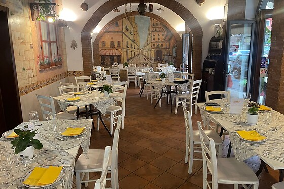 Cena tipica napoletana presso Mario Ostaria a Napoli